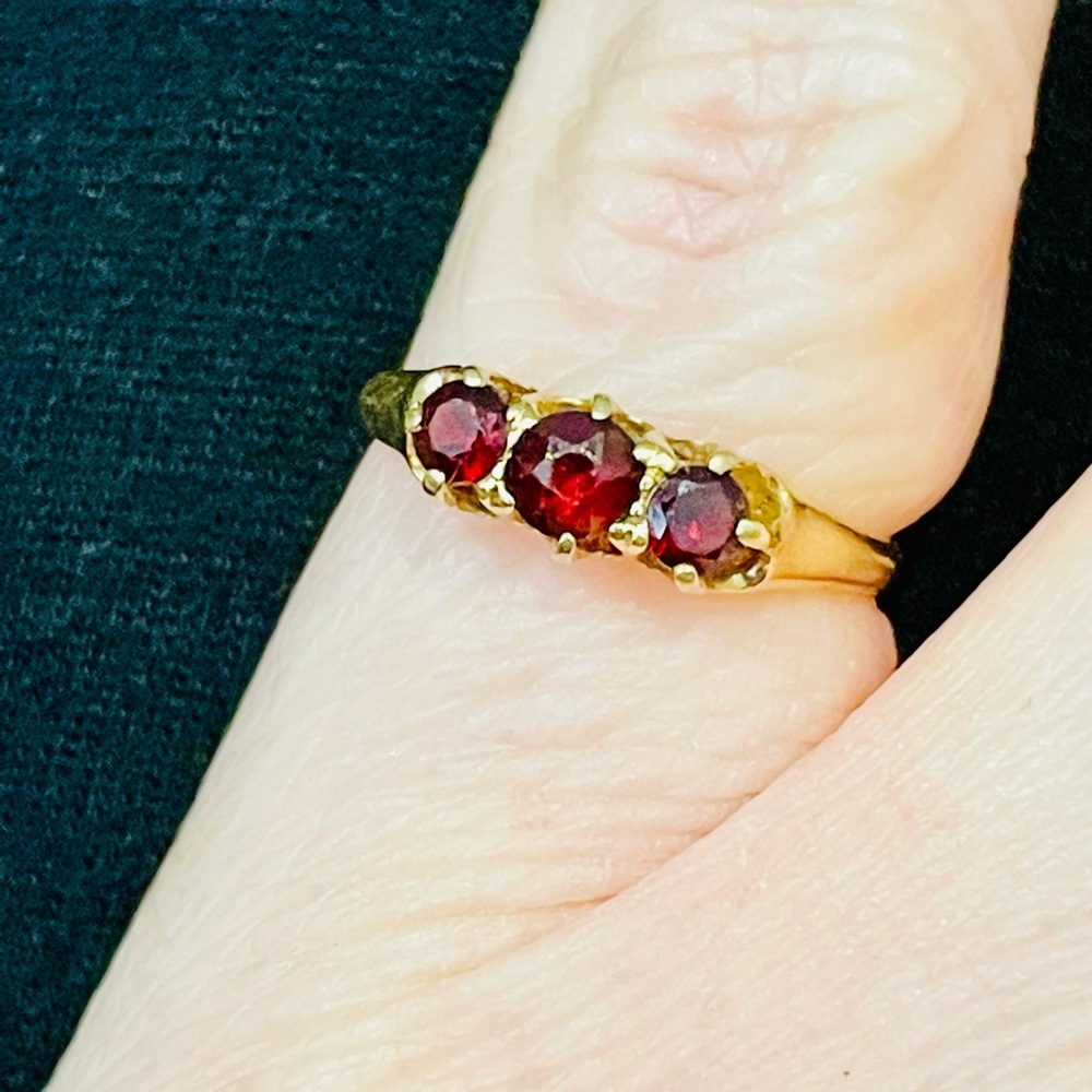 Garnet Ring in Gold - Picture 5 of 6